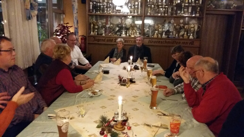 mehrere SPD-Mitglieder sitzen in einer Geststätte zum Jahresabschluss und speisen und trinken.