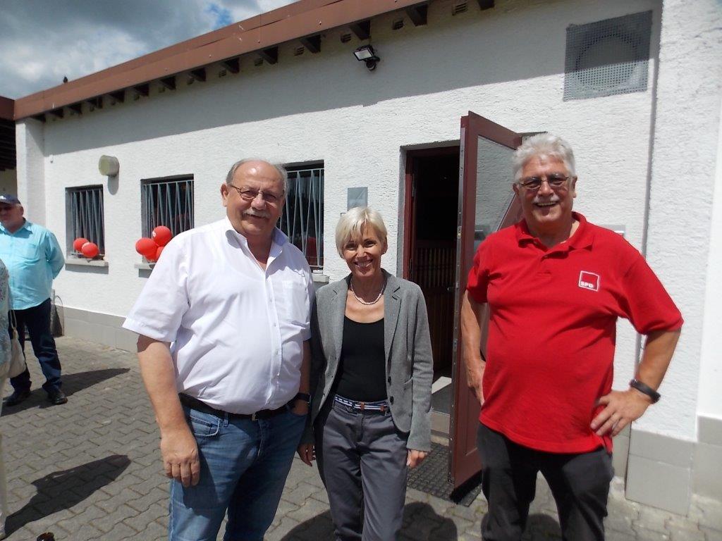 Landtagsabgeordneter Heinz Lotz, Bundestagsabgeordnete Betina Müller und Ortsvereinsvorsitzender Toni Mutter veim Sommerfest der SPD.