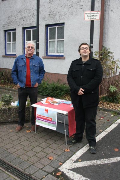 Toni Mutter und Jürgen Heinze bei einem Informationsstand der SPD Brachttal