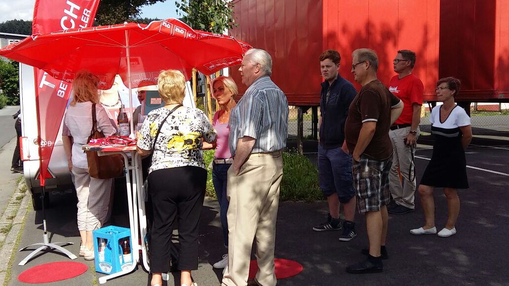 Wahlstand der SPD mit Bundestagsabgeordneter Bettina Müller